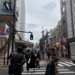 6.百貨店横の信号を渡って直進